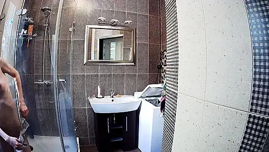 Dusche: heißes zierliches mädchen stella genießt ihre dampfende duschzeit