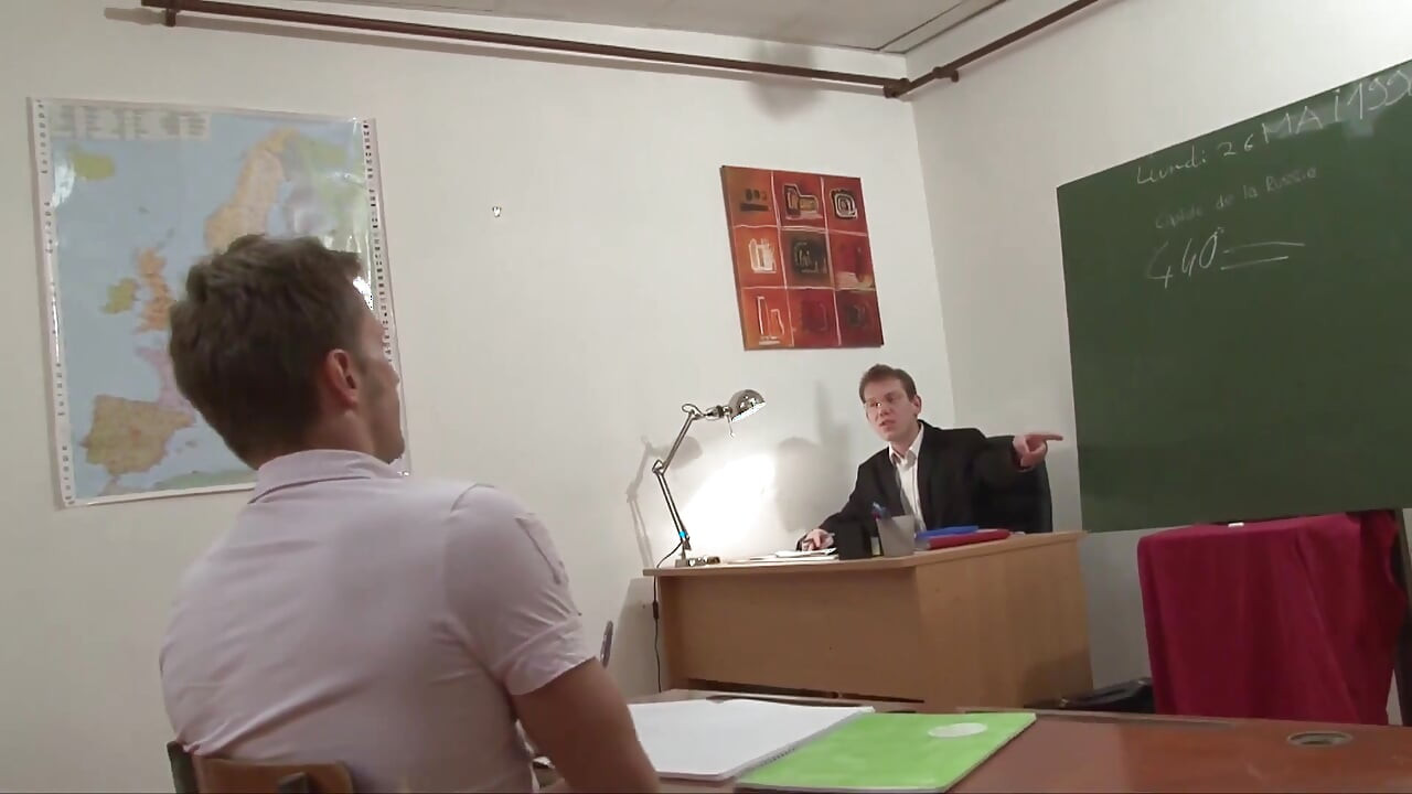 Universitária adora ser esmagada na sala de aula - DVD