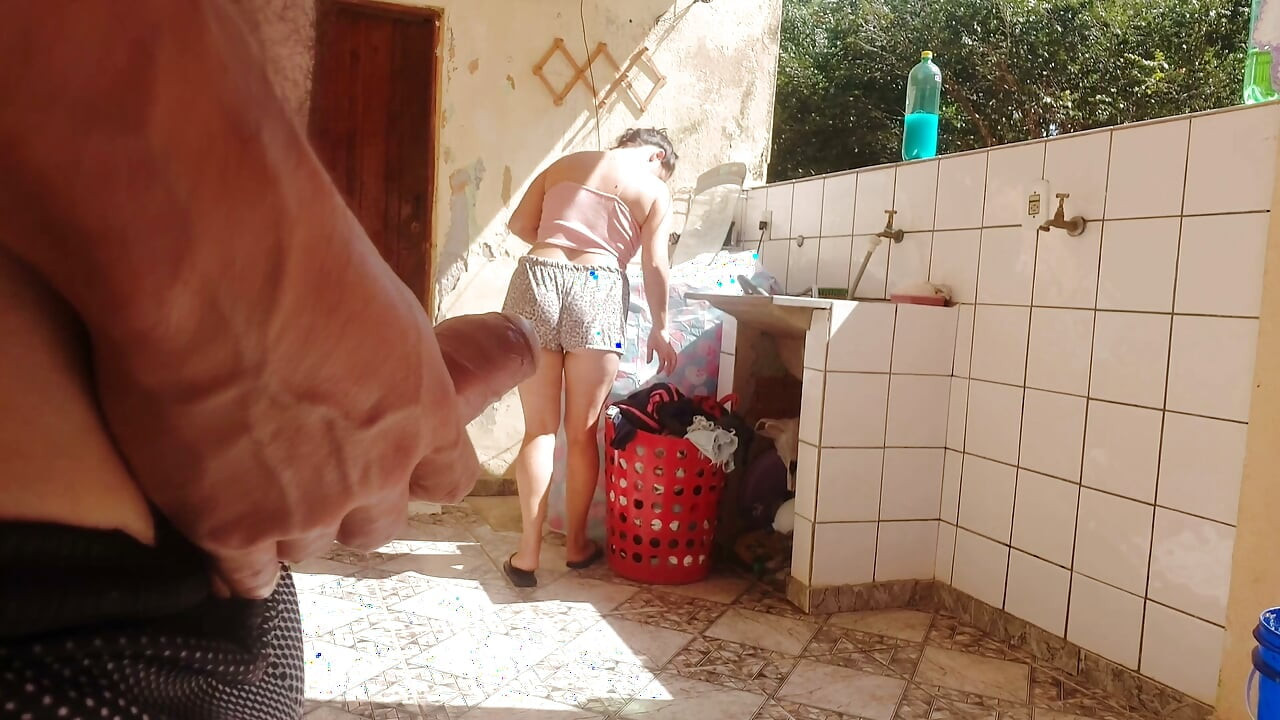 Atrapé a mi hijastra lavando la ropa en pantalones cortos, me puse cachonda y me gustó su coño super caliente