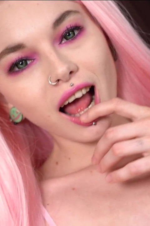 Volim da se igram sa dildom i creampie u mojoj pički