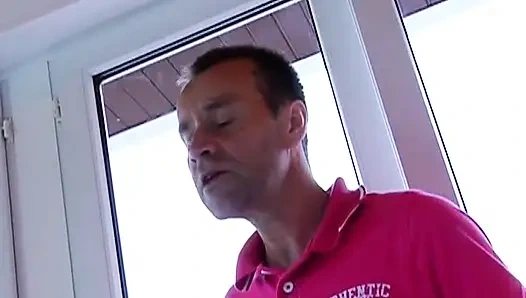 Cewek nakal kulit hitam asal perancis didobel penetrasi di kolam renang