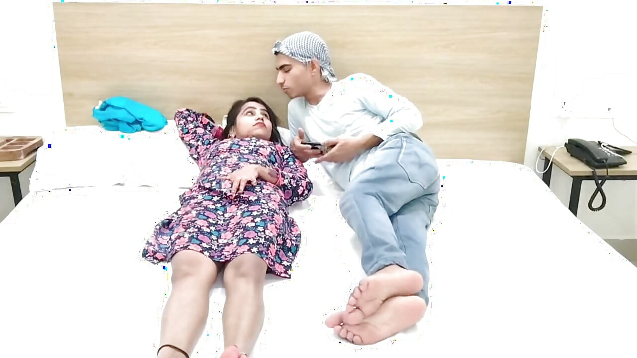 Edepsiz videosunu gösterdikten sonra üvey kız kardeşini sikiyor