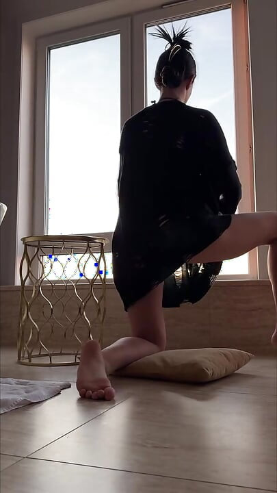 Piękne prowokujące joga w czerwonych majtkach, tyłek
