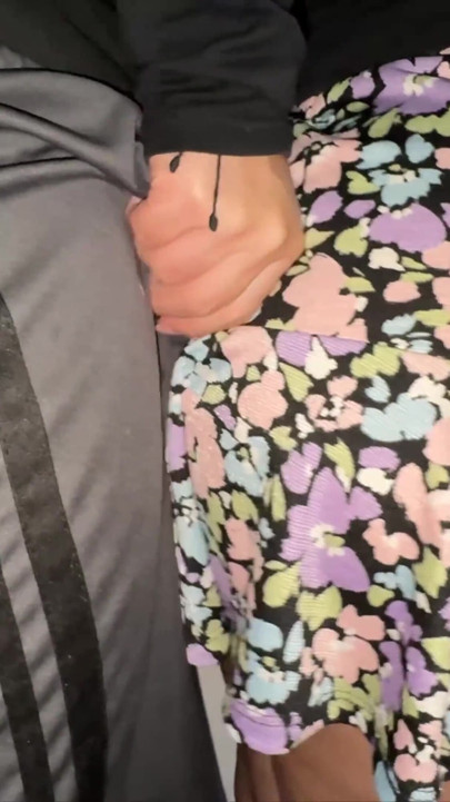 Ella Agarra El Pene De Un Extraño Con Una Gran Erección.
