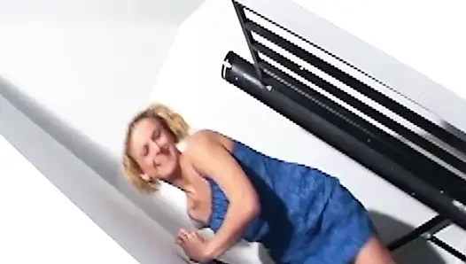 Sarışın orta yaşlı seksi kadın sert sikiş için genişliyor