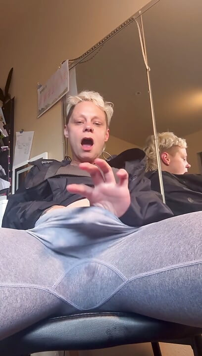 Svršavanje ispod mojih joga hlača