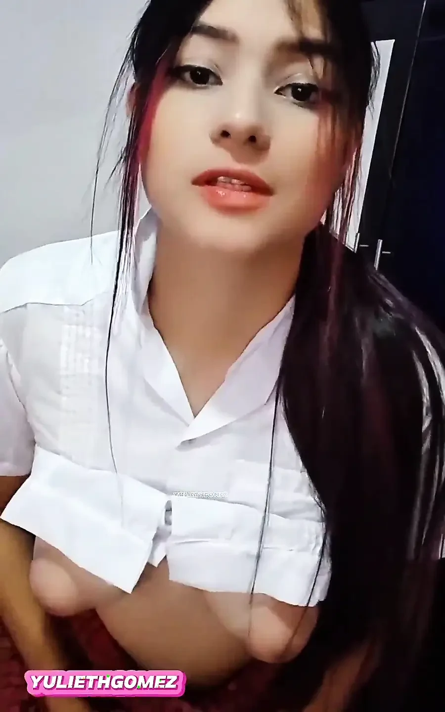 色情女演员给她的继父一个很棒的口交（真正的自制）