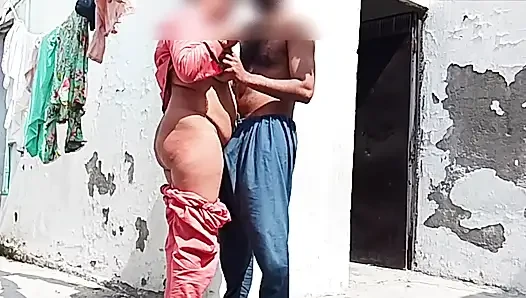 VOLLBUSIGE INDISCHE DESI-BHABHI LUTSCHT SCHWANZ UND WIRD GEFICKT