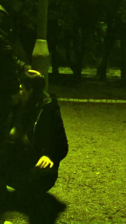 Εγώ με λουρί σαν σκυλί ενώ η κίνηση περνάει γύρω μας και ο καθένας μπορεί να τρέξει πάνω μας... ανεκτίμητος. | Κλιπ 1