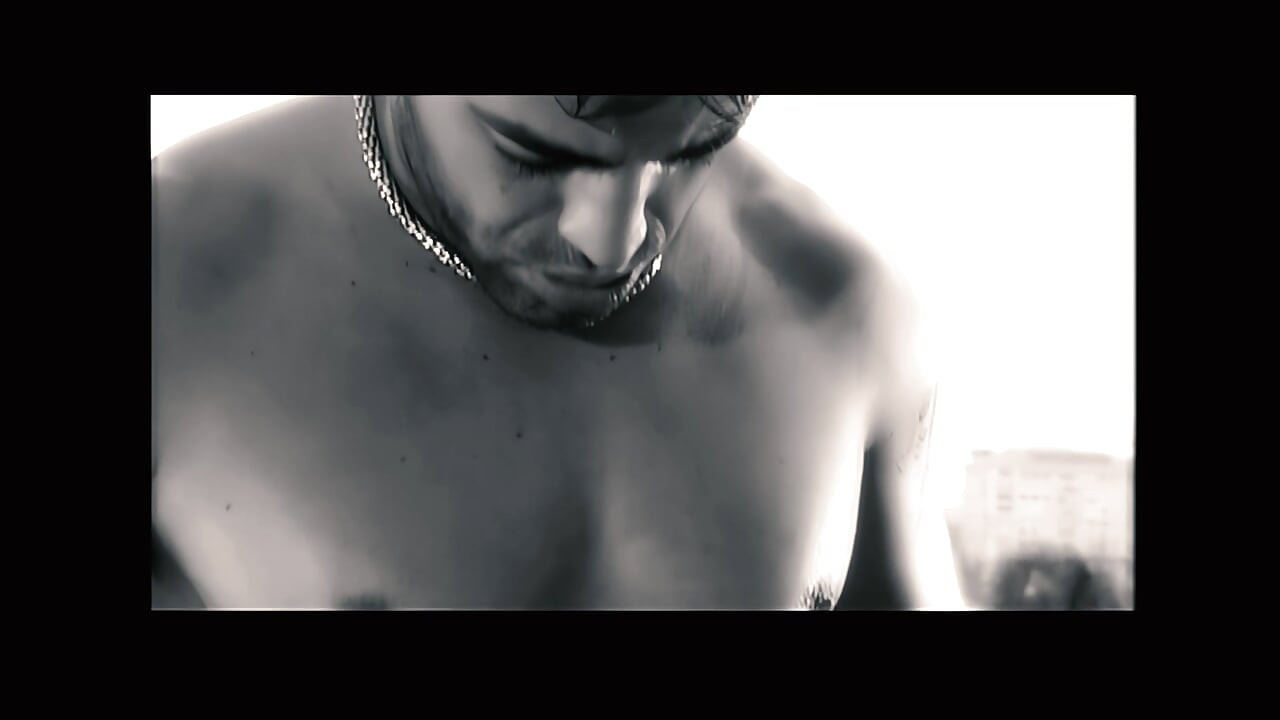 Ju pantera radi kurac u svom dupetu u ovoj erotičnoj crno-beloj sceni