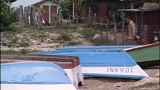 Klasik sürtükler için sert seks canavar siyah ve beyaz yaraklarla sikiliyor (tam film)