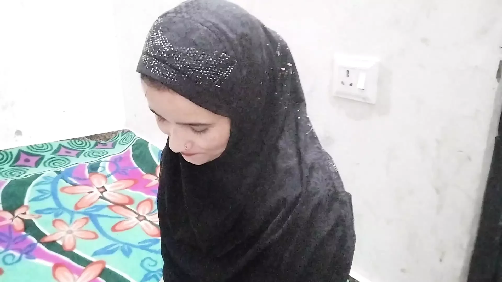 Burkha utaar kar muslim girl bathroom me pel diya