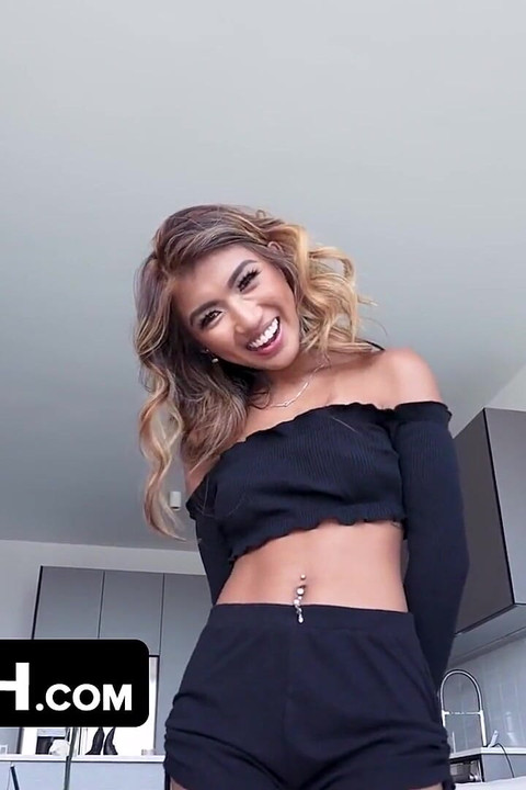 Big Assed Filipino Księżniczka przekupuje swojego ojczyma i knebluje na jego gruby kutas - Dadcrush