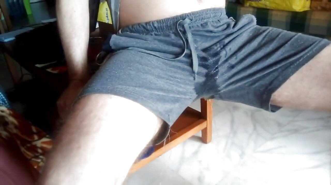 John pisse dans son short à la table