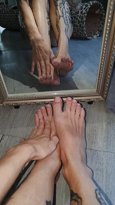 Des Pieds Tendres Et Doux Devant Le Miroir