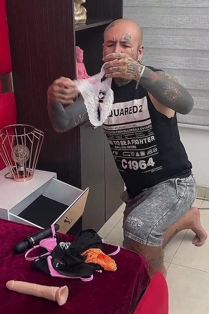 Moja tetovirana cimerica bez gaćica slučajno je poskakivala na mom kurcu iznova i iznova