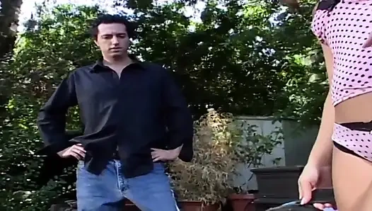 Горячую 20-летнюю трахнул новый сосед в саду - рискованный кримпай на улице