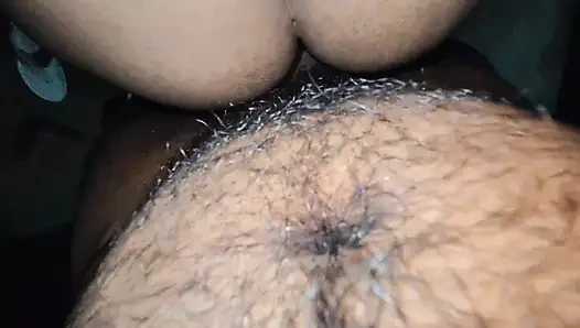 Dia menjabat iparnya dengan tangannya dan mengambilnya di pantat.