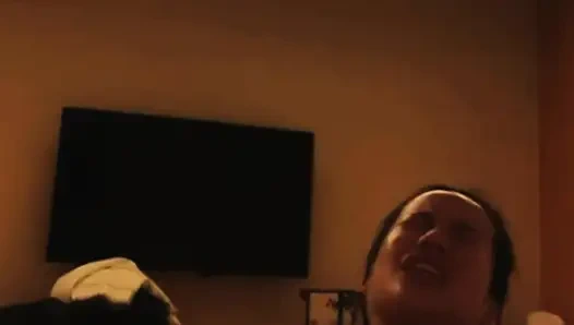 Di kamar di Florida, dia masturbasi setiap hari sambil menunggumu mengirim pesan melalui obrolan seks