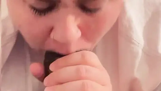 Kakak tiriku nyepong kontolku saat mantan pacarku nggak berhenti ngadu sama aku