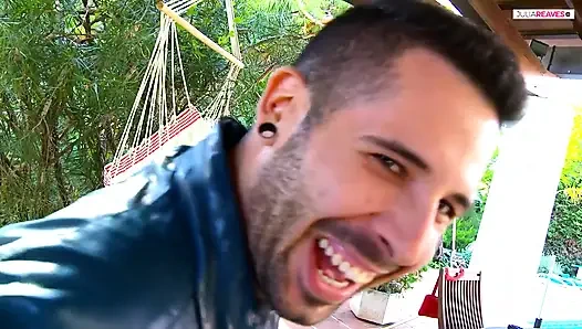 Tante gemuk ngeliat abang tirinya setelah bertahun-tahun dan langsung ngentot sama dia