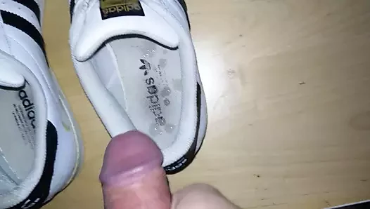 Arkadaşım benden adidas süperstar spor ayakkabılarını geliştirmemi istiyor
