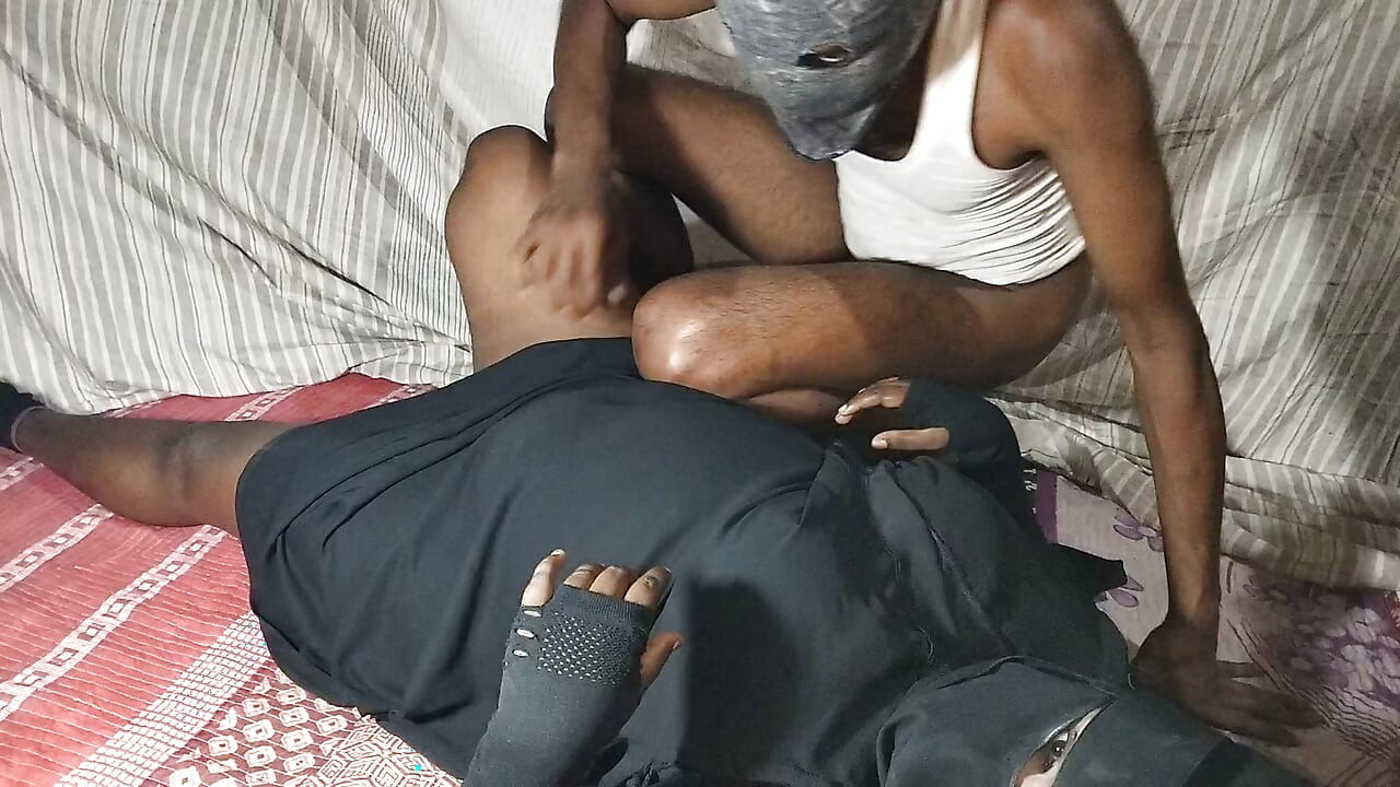 Deshi vabi sex romantik udendørs hendes mand