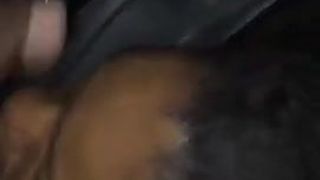 Bajan -meisje krijgt sperma in gezicht in de auto