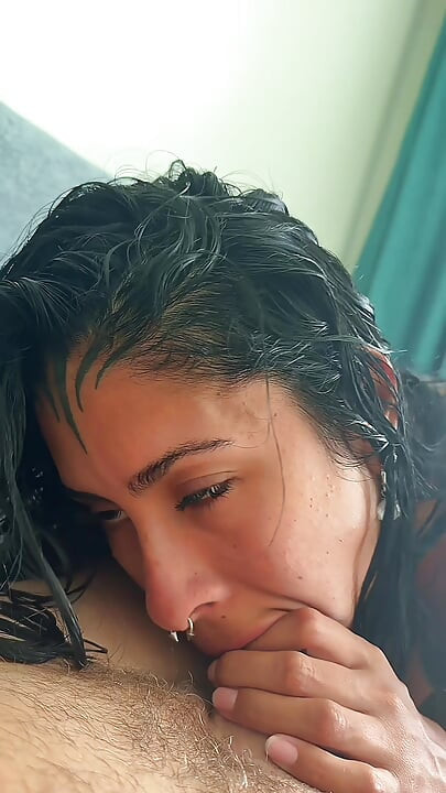 Papi, me encanta el sabor de tu gran polla - morena latina hace la mejor mamada y folla en vaquera en primer plano