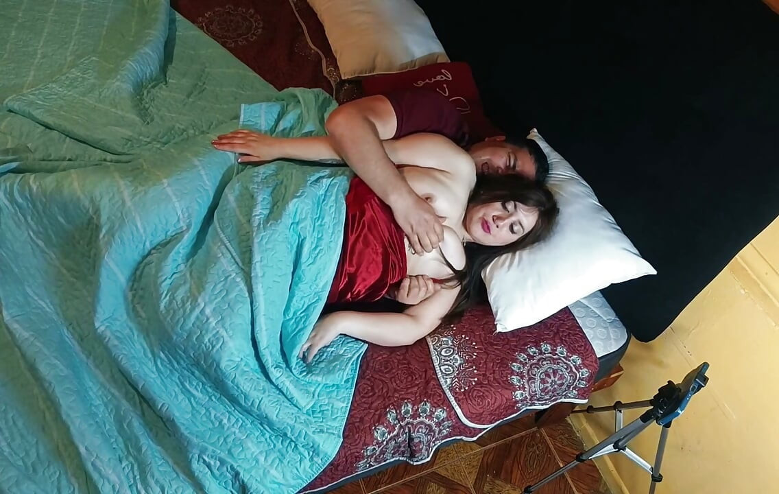 Ik deel een bed met mijn stiefzus en we eindigen met neuken.
