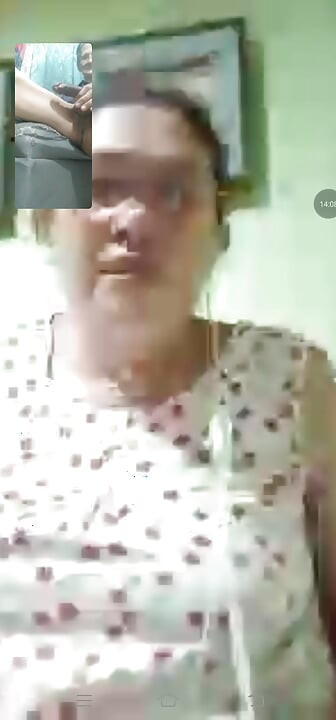 今晚她洗完澡我们就知道了，她已经沉迷于视频性爱电话了