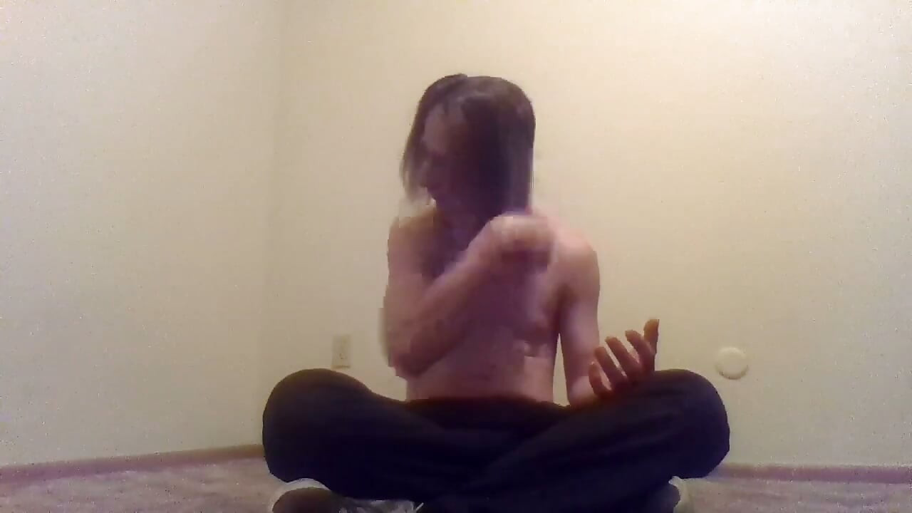 Transgirl nahoře bez si čistí vlastní vlasy