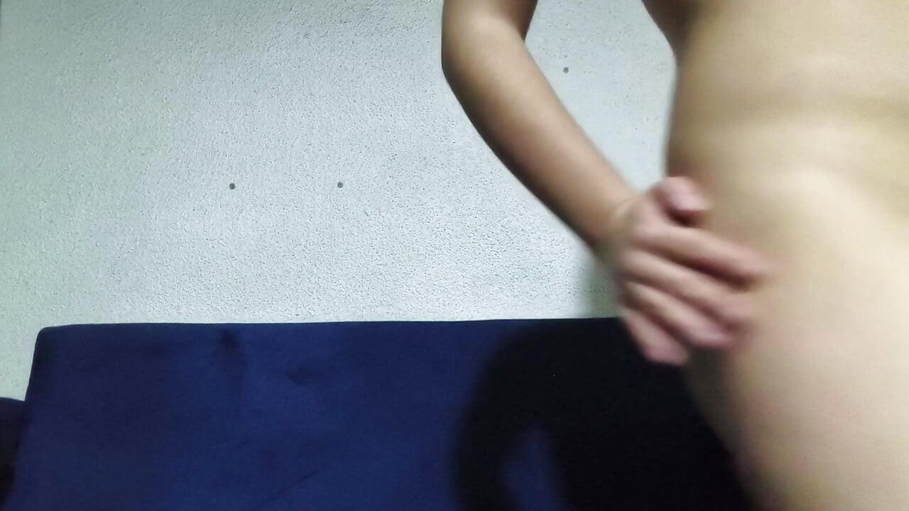Uma garota de 20 anos se masturba no inverno para se aquecer.