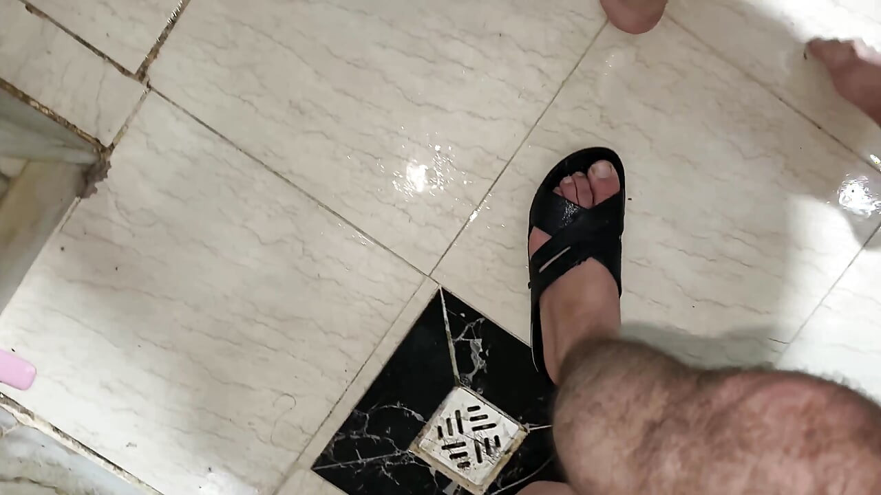 شاب مصري يتبول على زوجته السعودية قبل أن ينيكها