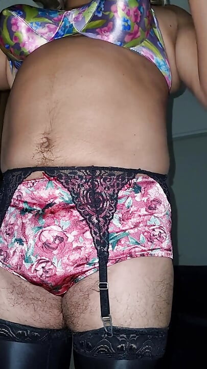 Espremendo minha querida vestindo minha lingerie floral clássica