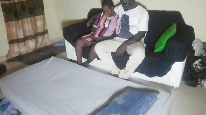 Ученичка в къщата на учителя си, за да научи повече