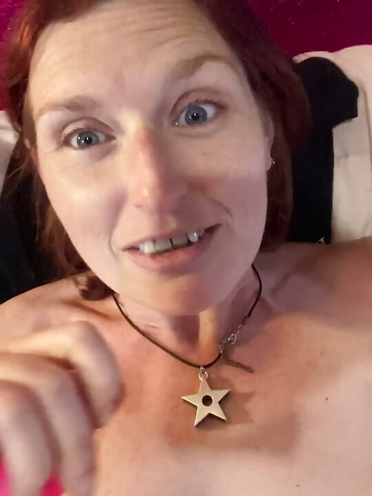 Owłosiona dojrzała cipka robi poważne squirting przed orgazmem drżącym nogą