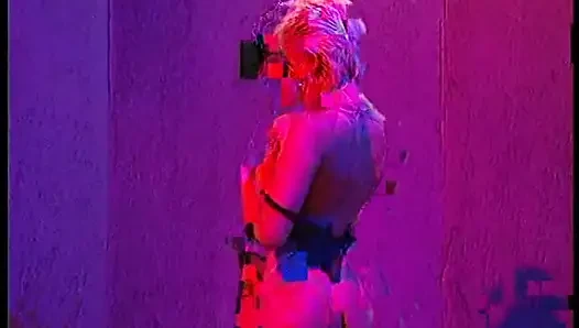Erstaunliche blonde schlampe bläst ein paar schwänze und schluckt ein glas sperma im geheimen zimmer