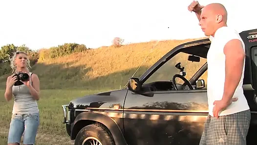 Ally Genießt Wilder Ritt Im Jeep