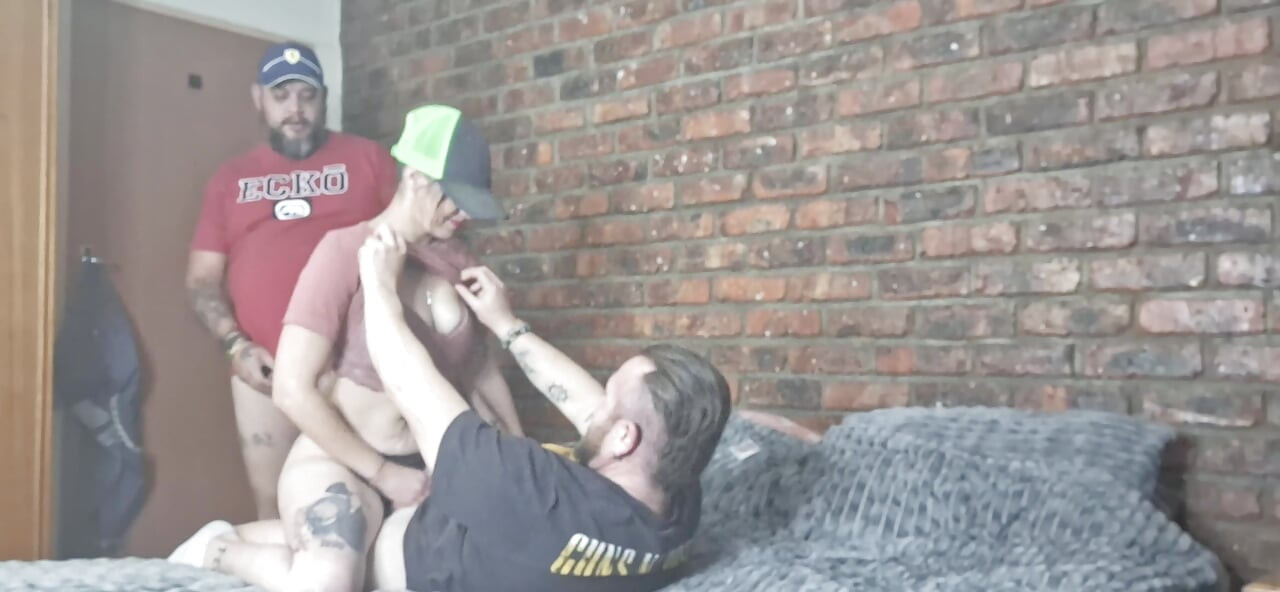 Man en vriend neuken in een trio