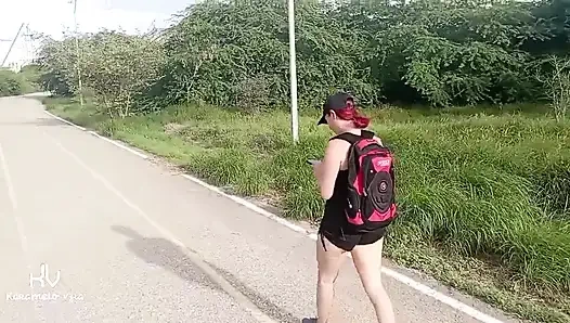 Pervers zeigt mir seinen penis in der Öffentlichkeit und ich konnte es nicht widerstehen, es in einem verlassenen Gebäude zu versuchen