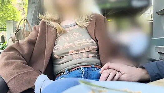 Menggoda suamiku dengan kemeja tipis sambil mengekspos pentil besar yang ditindik di tempat kopi oudoor