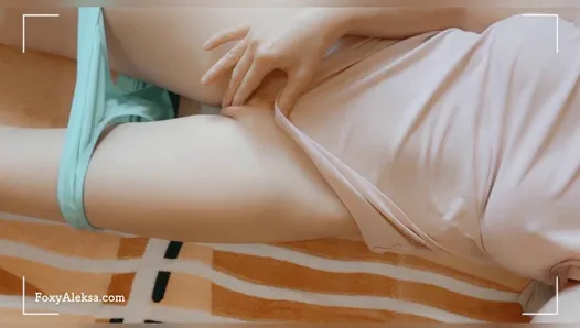 Une petite chatte douce se masturbe en culotte. tétons serrés dans un t-shirt moulant. chatte poilue rousse nue. orgasme dans la chambre