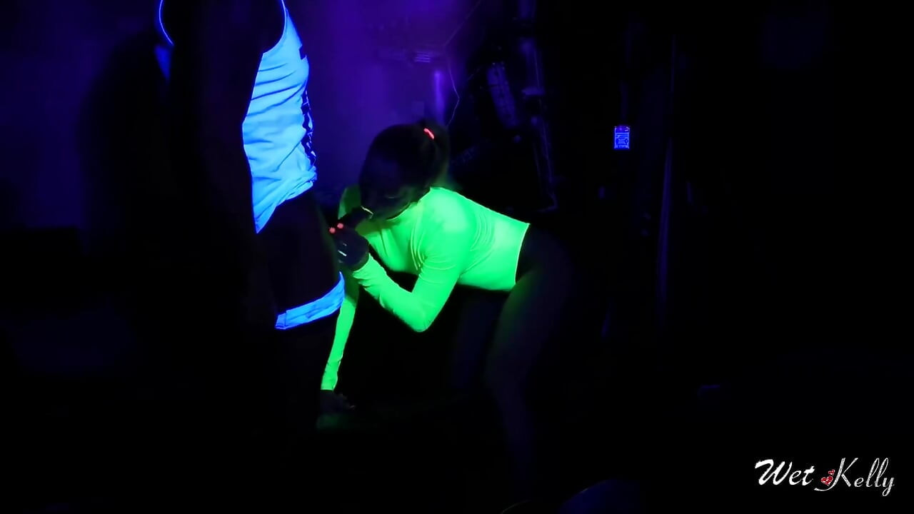 Hete milf in neon lichaam houdt van neuken in het donker