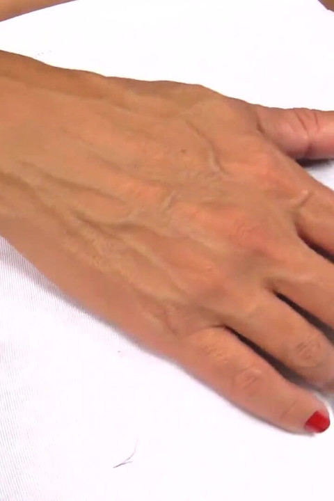 エッチな年老いたニューハーフがソファでオナニーペニス