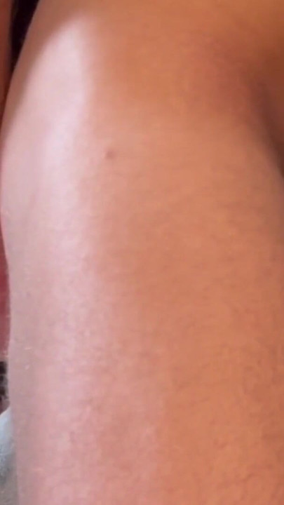 ダッチャーはディルドを試し、恋人に見つかり、その後彼にフェラをする |クリップ1