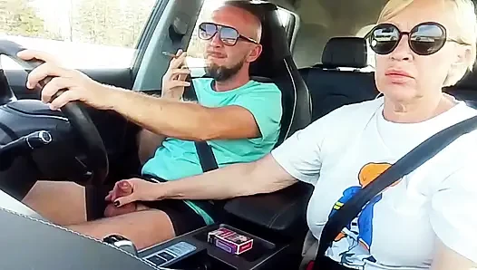 Familienfahrt mit dem Auto mit der Stiefmutter