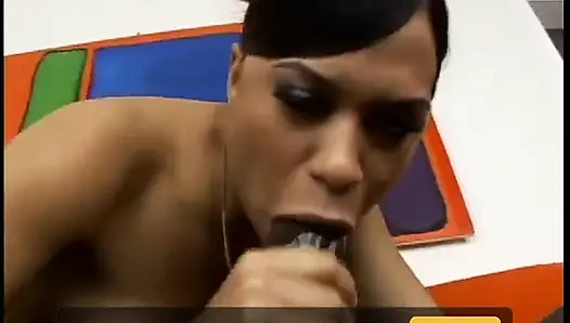 Pria kulit hitam dengan kontol gemuk mendorong sperma di dalam memek bintang ebony yang diminyaki