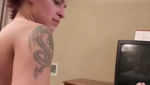 Si rambut merah bertato nyepong kontol dan dientot gaya doggy
