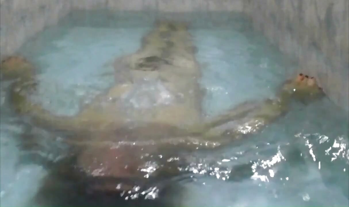 Bandar sissy bathtub underwater crazy flexible poses